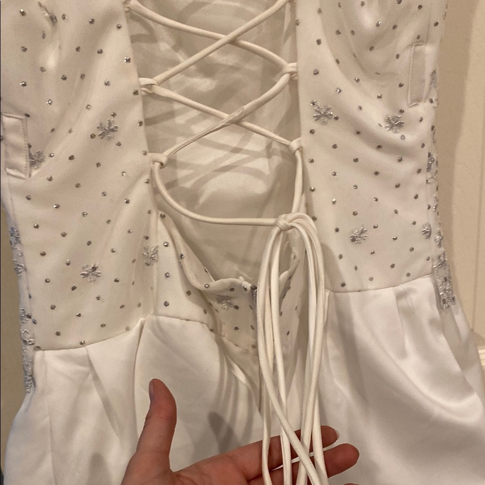 Elegant White Wedding Dress with Intricate Embroidery - Picture 8 of 14